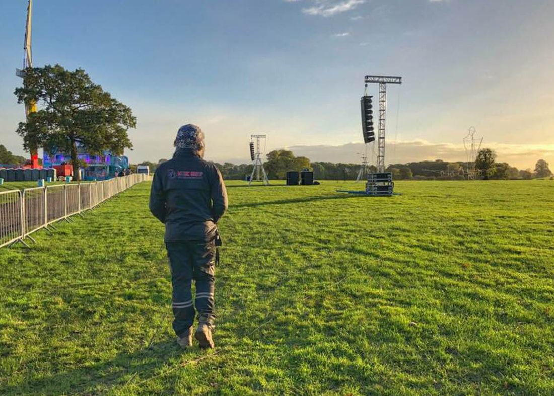 audio engineer infront of RCF HDL20a line array